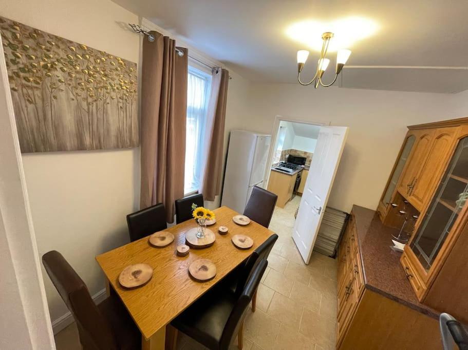Apartamento Beanies Lornestreet Four Bed House Swindon Exterior foto