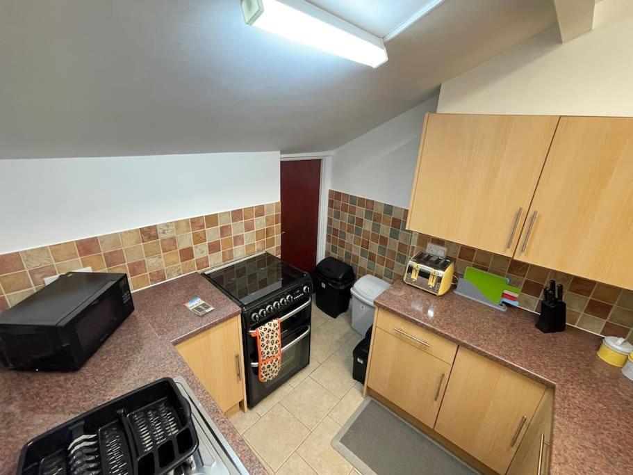 Apartamento Beanies Lornestreet Four Bed House Swindon Exterior foto