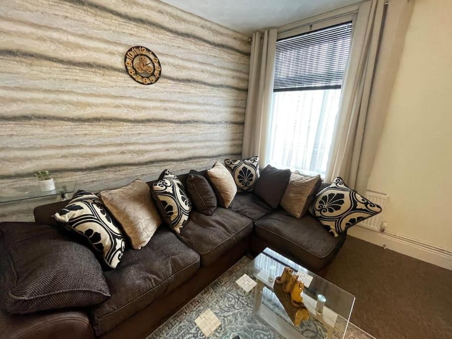 Apartamento Beanies Lornestreet Four Bed House Swindon Exterior foto