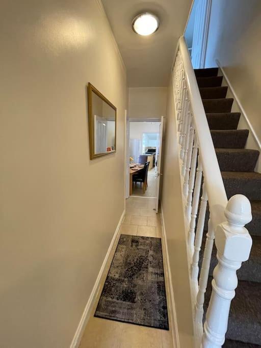 Apartamento Beanies Lornestreet Four Bed House Swindon Exterior foto