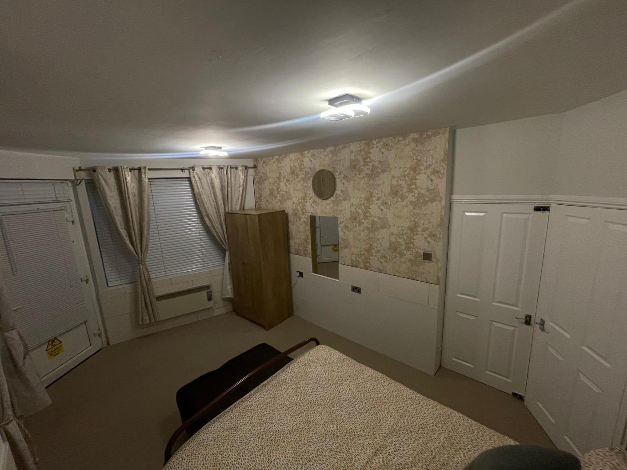Apartamento Beanies Lornestreet Four Bed House Swindon Exterior foto
