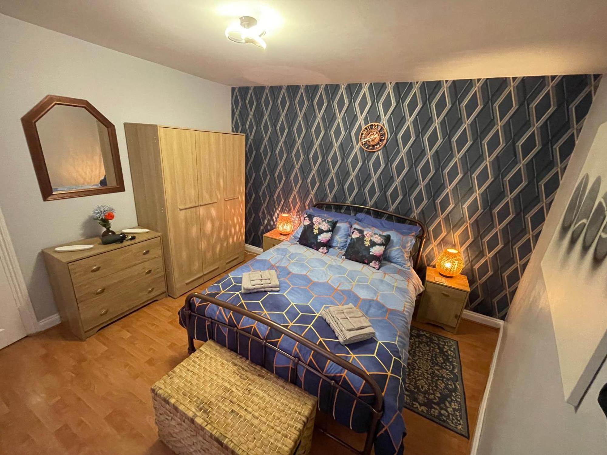 Apartamento Beanies Lornestreet Four Bed House Swindon Exterior foto