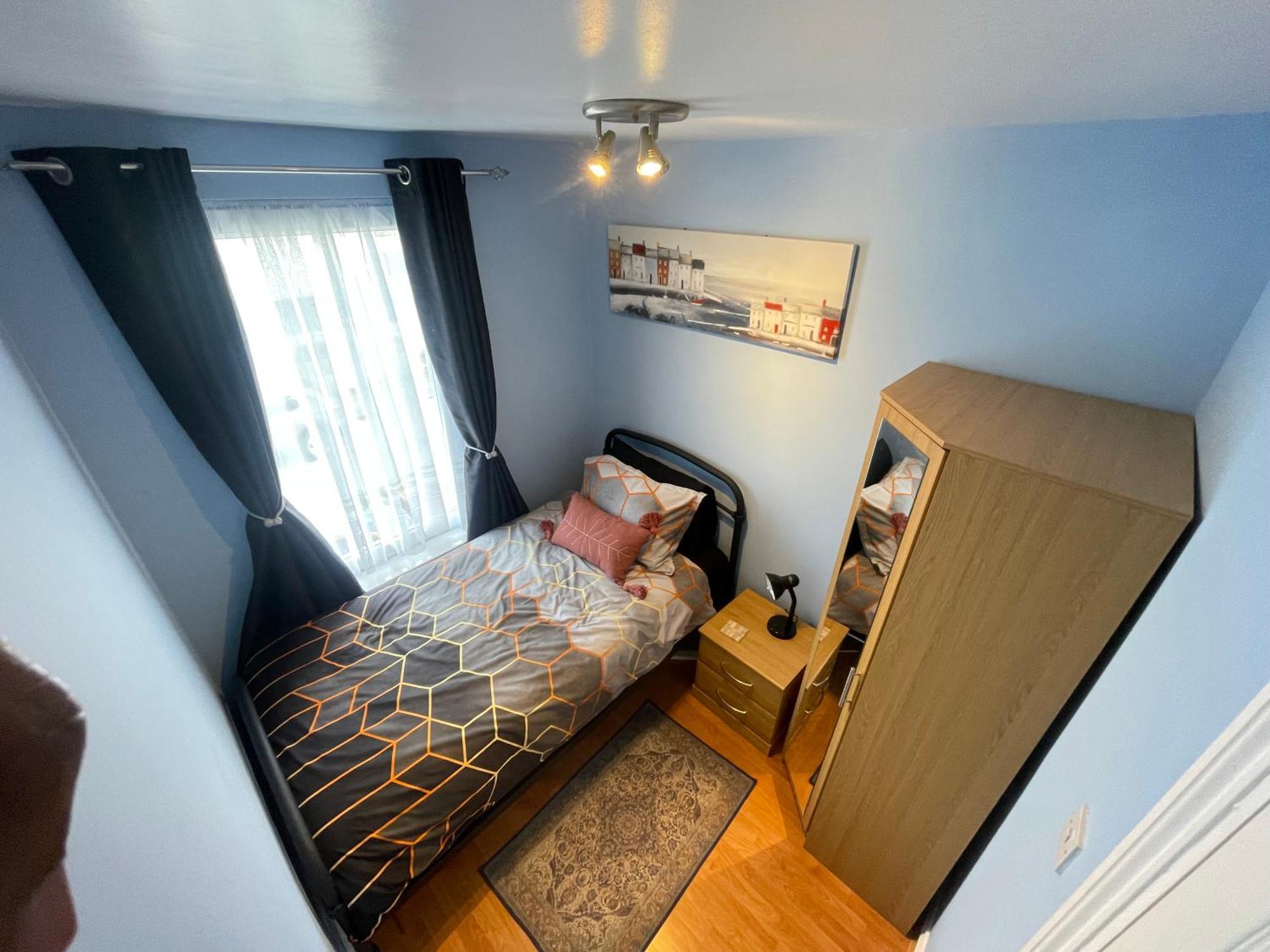 Apartamento Beanies Lornestreet Four Bed House Swindon Exterior foto