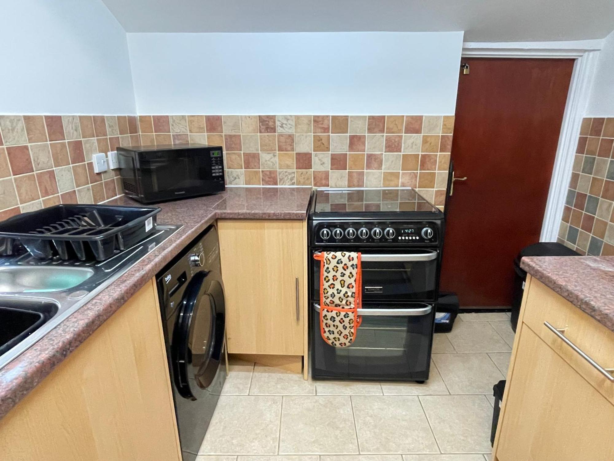 Apartamento Beanies Lornestreet Four Bed House Swindon Exterior foto
